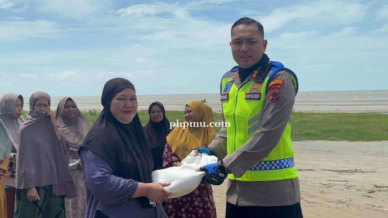 Sepakat! Setiap anggota Polres Merauke Sumbang Beras Kepada Korban Banjir Rob